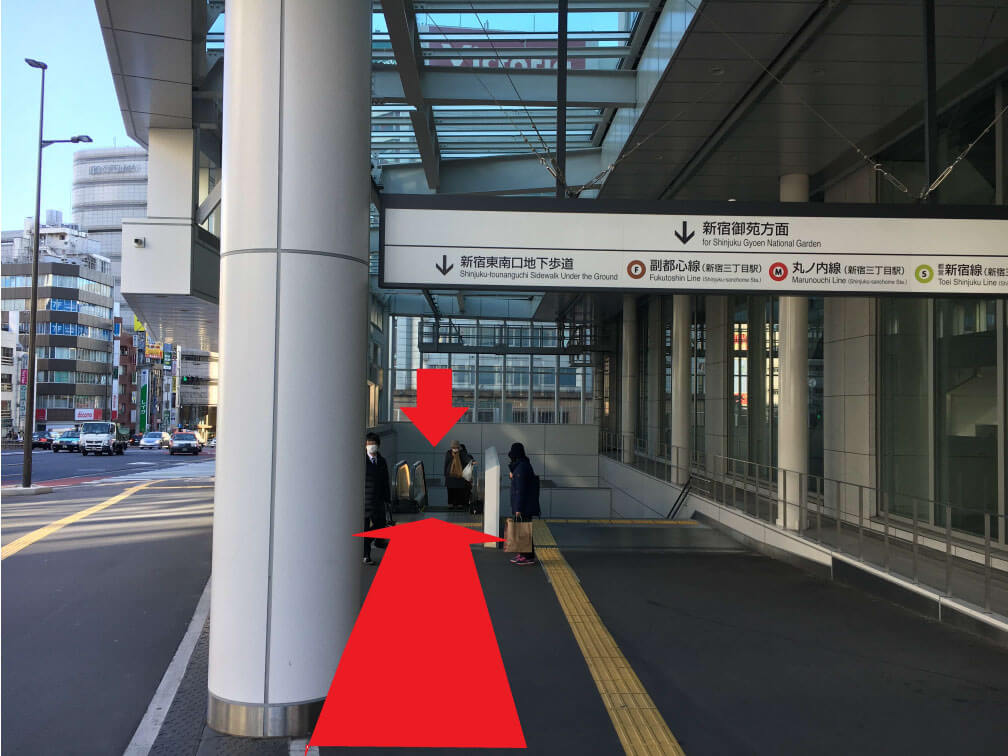 新宿バスタ横の歩道をしばらく直進