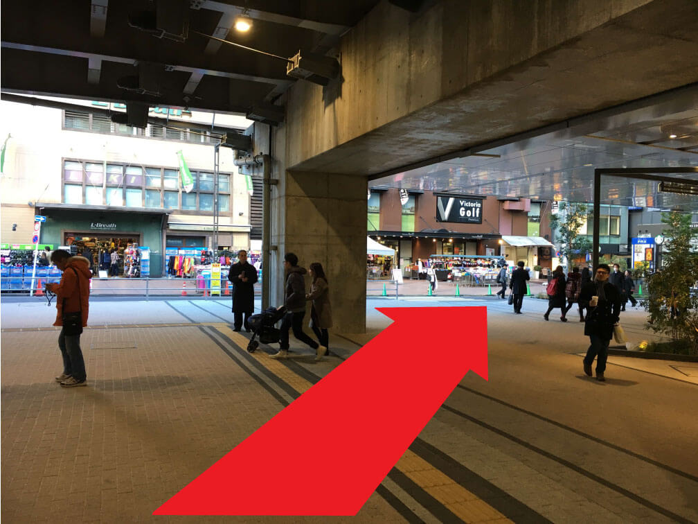 新宿バスタ下の１F広場