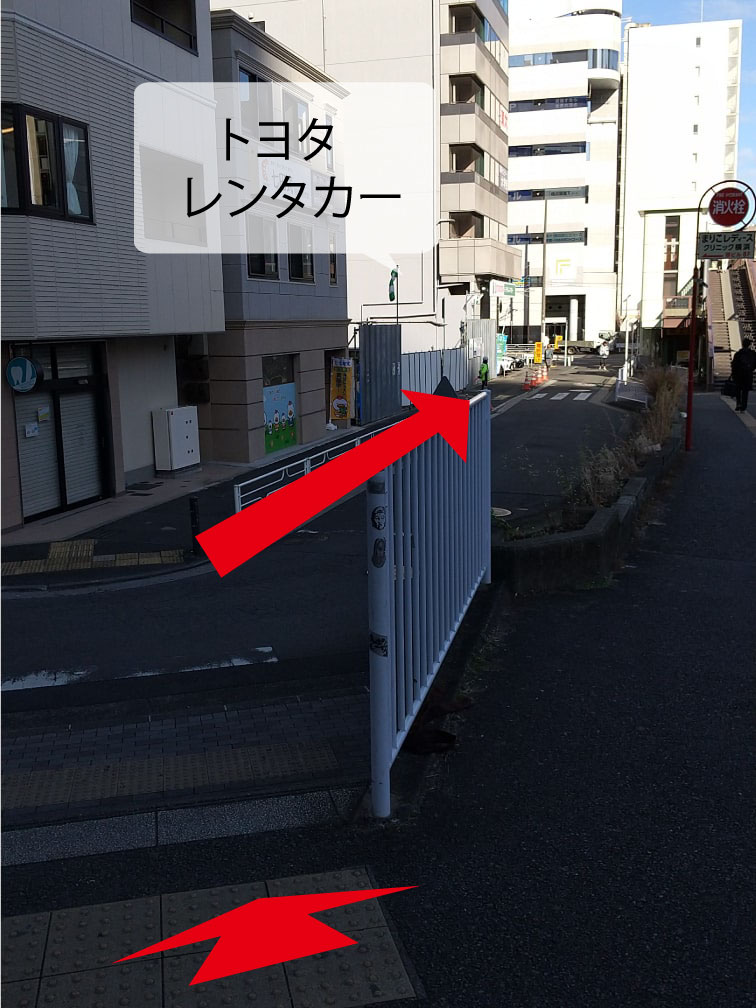 階段を上がり左を向く