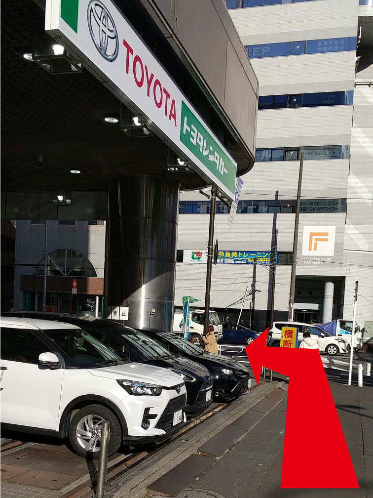高架をくぐりトヨタレンタカーを目指す