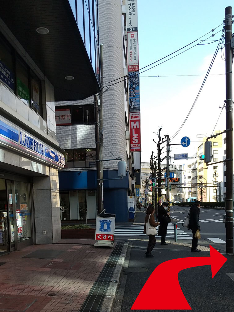左折し道なりに直進
