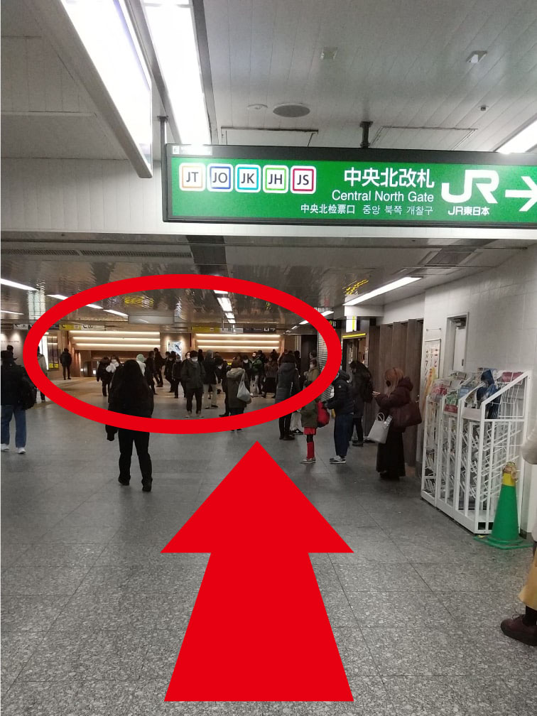 JR北口改札を右に見ながら直進