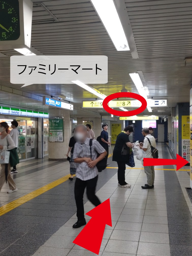改札口を出たら目の前の階段またはエスカレーターを上ります。
