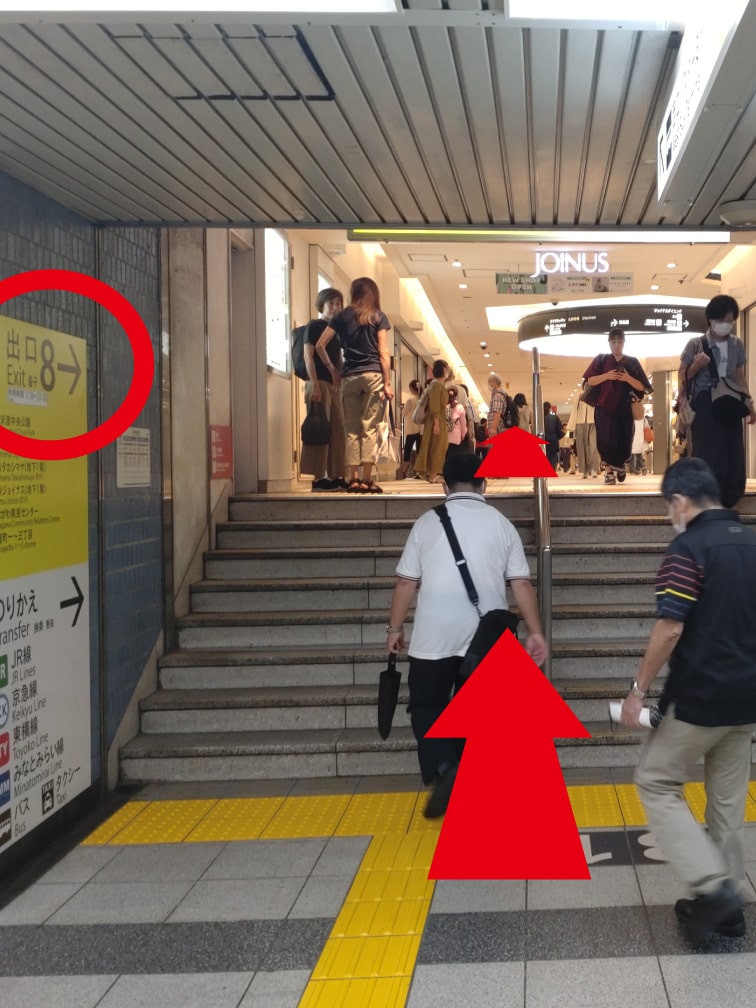 上りきったら8番出口が見えます。看板に沿って右に曲がります。