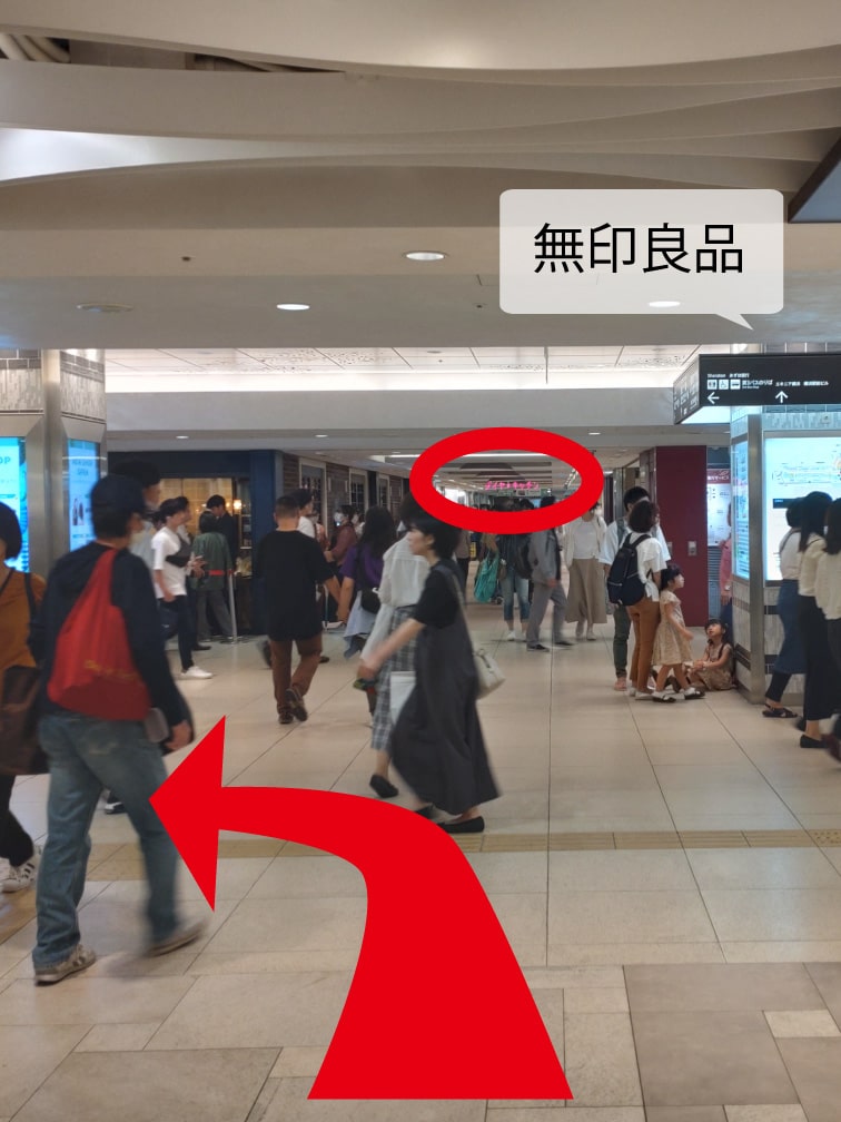 直進し、右前に無印良品が見えたら左に曲がります。