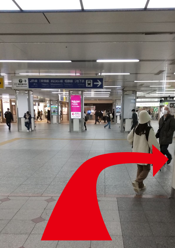 JR横浜駅中央北改札口を右に見ながら直進