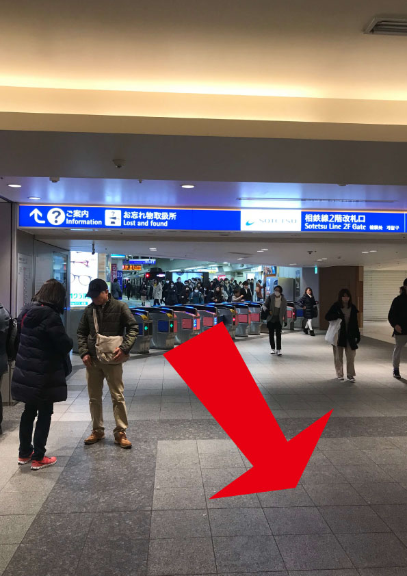 相鉄線２階改札口を出る