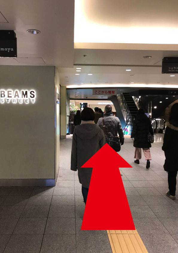 BEAMS STREET横の階段を下る