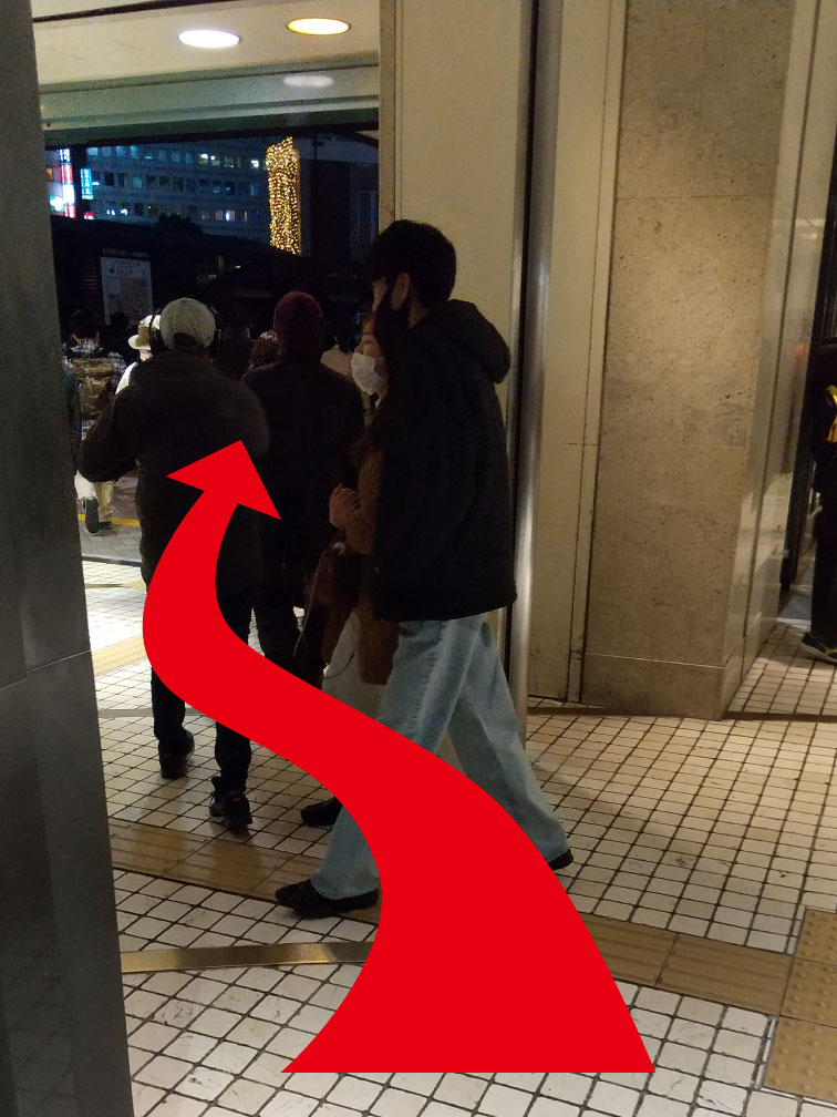 降りきったら左手奥の道を進む