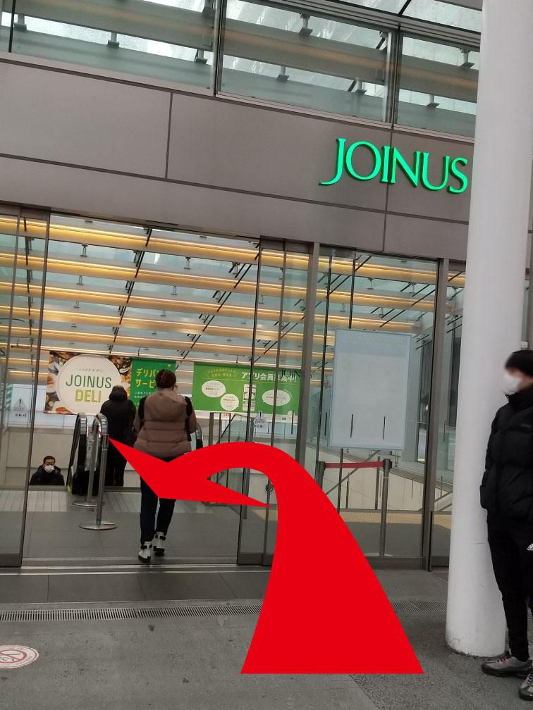 ジョイナス地下街への階段をおりる